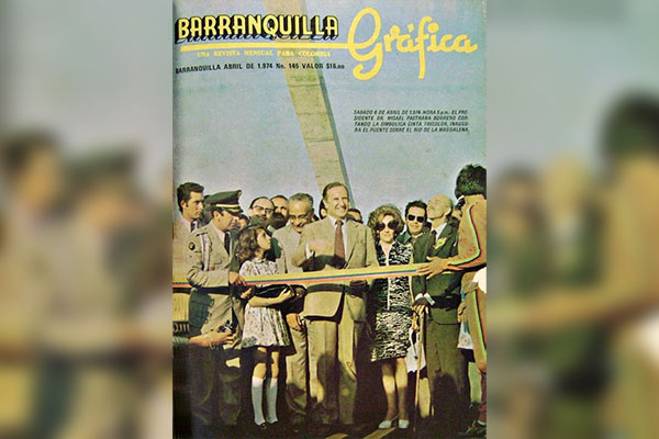 El presidente de la República, Misael Pastrana Borrero, cortando la cinta en el acto inaugural del Puente ‘Laureano Gómez’, en 1974. Foto Barranquilla Gráfica- Blog Fundación Magdalena