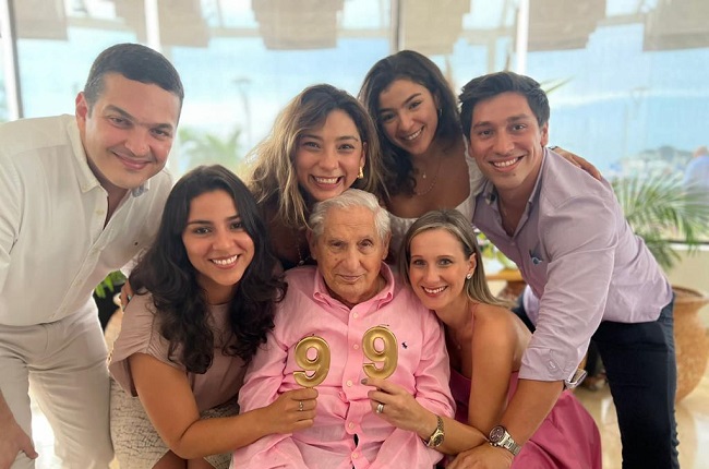 Con algunos de sus nietos, Luis Ramiro, Laura Fabiana, María Constanza, Isabela Pía, Alfonso José y con su sobrina Elsy María.