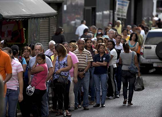 Así se ven en las ciudades venezolanas las largas filas de personas que van en busca de los alimentos.