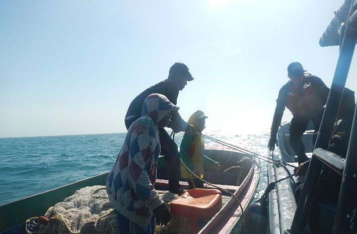 Cuatro pescadores que se encontraban a la deriva en alta mar, fueron auxiliados por guardacosta de la Estación Ballenas, que recibió una llamada vía celular de emergencia