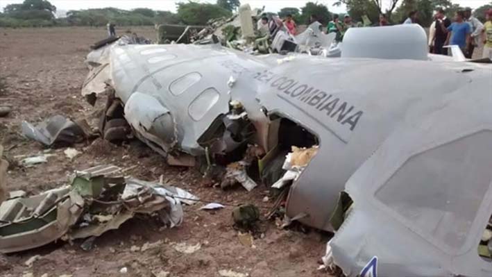 La aeronave Casa CN235 de transporte con matrícula FAC 1261 se accidentó en la zona de Las Palomas, municipio de Agustín Codazzi en el departamento del Cesar, con 11 tripulantes a bordo. Cortesía/El Polón.