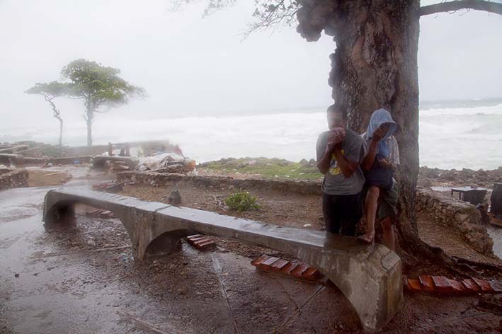 El centro de la tormenta ingresó a través de la provincia Barahona a la isla La Hispaniola, que comparten Haití y República Dominicana.