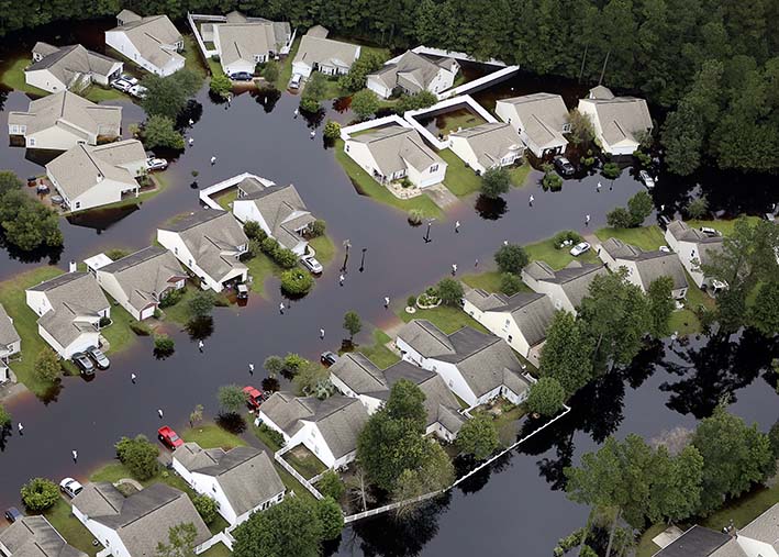 Esta foto aérea muestra la inundación alrededor de las casas en Carolina, comunidad forestal en el condado de Horry, entre Conway y Myrtle Beach.