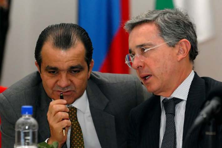 "Estoy acostumbrado a infamias y especialmente en épocas electorales", dijo Uribe.