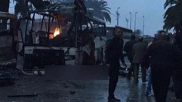 La Policía se desplegó por todo el centro de Túnez tras la explosión y las ambulancias llegaron al lugar para evacuar a heridos y muertos.