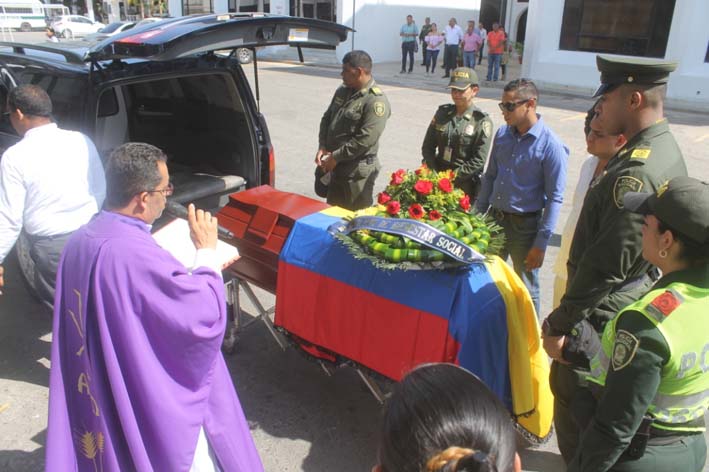 En el Comando de la Policía le dieron el último adiós al patrullero, Yamelth Suarez Sijona.