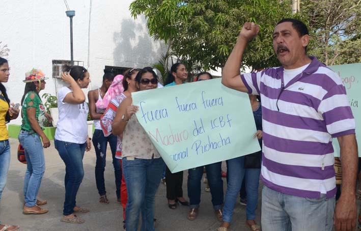 Los manifestantes al frente del Icbf, exigiéndole a la directora una explicación por qué no se va contratar el operador para ese sector de la ciudad.