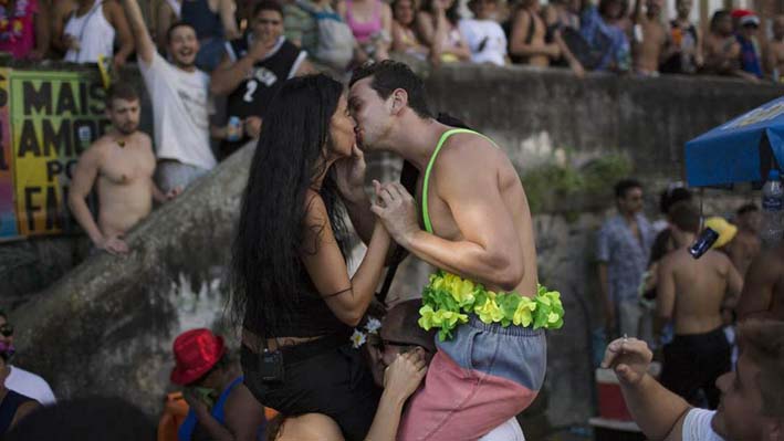La expansión del Zika provoca temor a la tradicional costumbre en el Carnaval de Brasil.