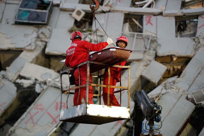 El gobierno en Tainan, la ciudad más afectada, dijo que más de 170 personas han sido rescatadas con vida del edificio de 17 niveles.