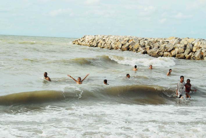 La preocupación que le asiste a la Capitanía de Puerto de Riohacha, es que en el mar Caribe se presentan olas que alcanzan hasta dos metros de altura.