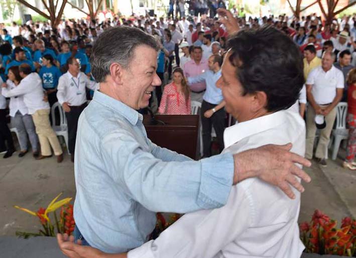 Juan Manuel Santos cruzó un "abrazo de la paz" con el exconcejal de Bogotá, Roberto Sáenz.
