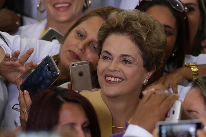 Las posibilidades de Rousseff de mantenerse a flote cada vez son menores y en las últimas semanas la presidenta le ha hecho varios guiños a los movimientos sociales y sindicatos con el fin de recuperar su respaldo.