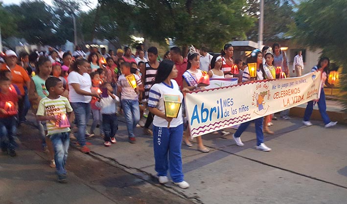 La caminata con faroles recorrió las principales calles de Riohacha; niños y niñas de diferentes instituciones educativas de la ciudad participaron del acto.