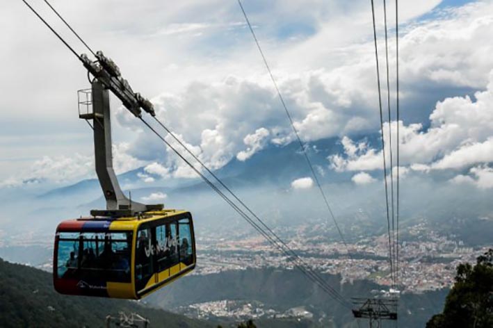 El sistema funicular ubicado en el estado de Mérida se instaló sobre el trazado del antiguo teleférico, construido en los años 50. Se espera que esta atracción pueda recibir alrededor de 600.000 turistas al año.