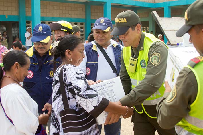 Aspecto de la entrega de las ayudas alimenticias que entregó la Unidad Nacional de Desastre con la coordinación del municipio de Maicao.