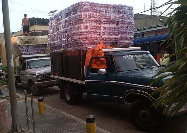 Productos como papel higiénico, desodorantes, granos, harinas, cuadernos y útiles escolares son llevados desde Maicao hasta Maracaibo, Venezuela.