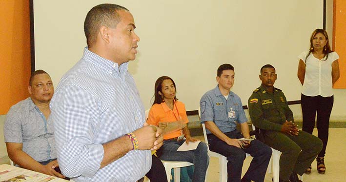 El alcalde Fabio Velásquez Rivadeneira organizó un encuentro en el Centro Cultural de La Guajira con todos los vendedores estacionarios y semi estacionarios que hoy desarrollan su actividad económica en la calle primera de la ciudad.