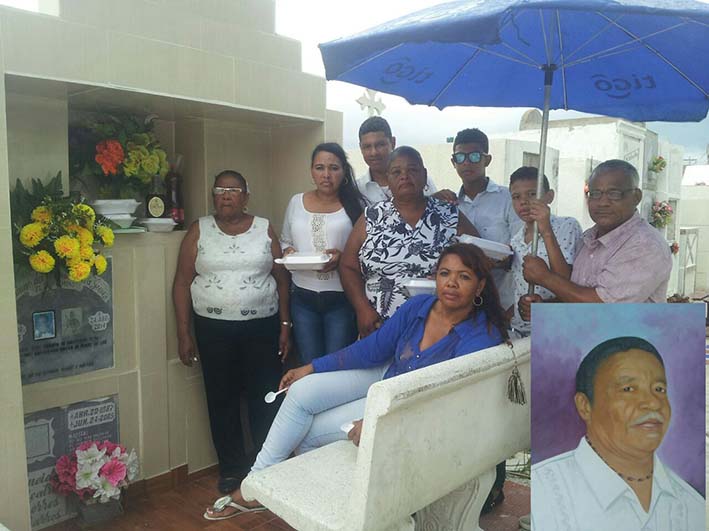 la tumba de Domingo del Carmen Silva Gómez rodeada de sus hijos y familiares, quienes le celebraron su cumpleaños, dos años después de su muerte.