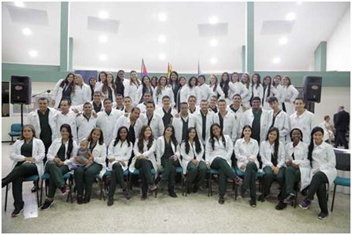 Estudiantes de Medicina de la UCC  recibieron la Bata Blanca para iniciar su internado.