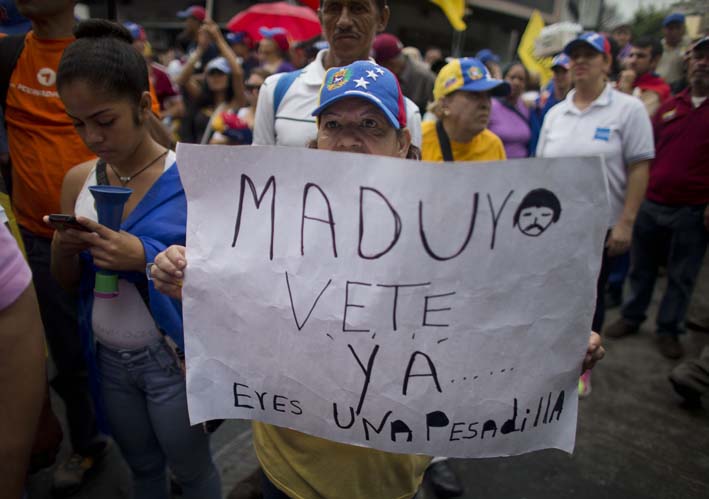 La oposición sostiene que el Poder Judicial es controlado por el oficialismo y que está tomando decisiones “inconstitucionales” para proteger a Maduro.