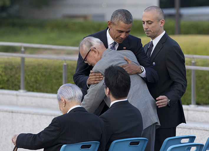 Obama visitó el parque Memorial de la Paz de Hiroshima junto con el primer ministro japonés, Shinzo Abe, y abraza a sobreviviente de Hiroshima.