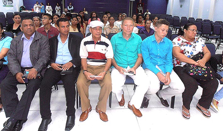 Un nuevo libró lanzó el excandidato a la alcaldía a Maicao, el profesor Alejandro Rutto Martínez, aquí por varias personalidades de la cultura maicaera.