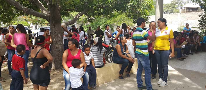 Más de 200 personas se reunieron en la entrada principal de las oficinas del Ministerio Público en Riohacha.