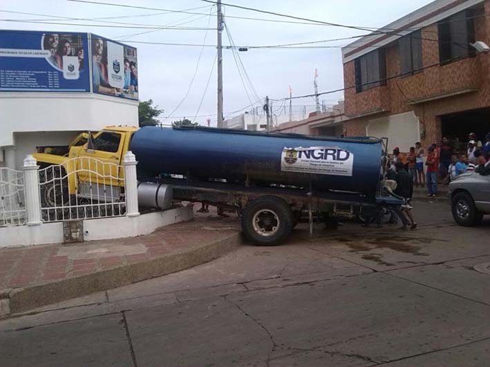 El carrotanque se metió a una institución educativa en el barrio el Boscán de Maicao, al parecer por equivocación del conductor que pisó el acelerador.