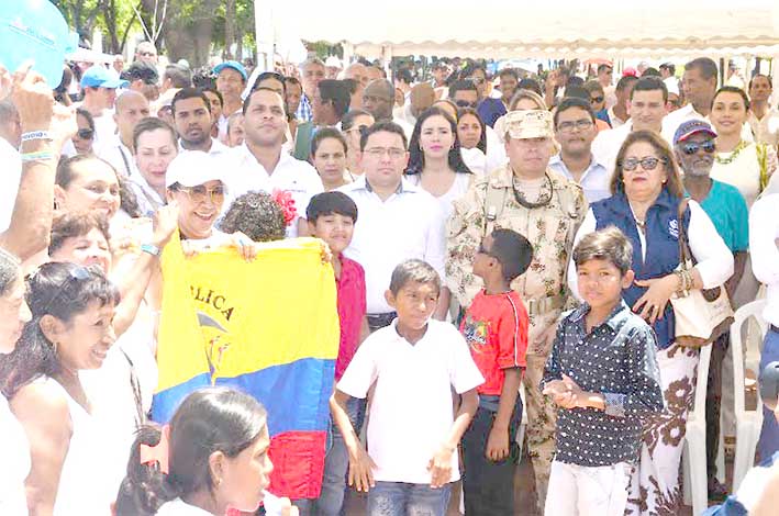 El alcalde de Santa Marta, Rafael Alejandro Martínez, con los samarios que están de acuerdo con el proceso de paz del Gobierno Nacional.
