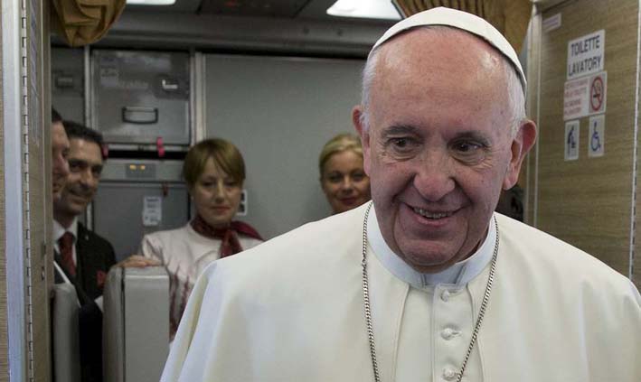 A Bordo del Avión Papal (Ap) — El papa Francisco aplaudió el viernes el acuerdo de paz alcanzado en Colombia.