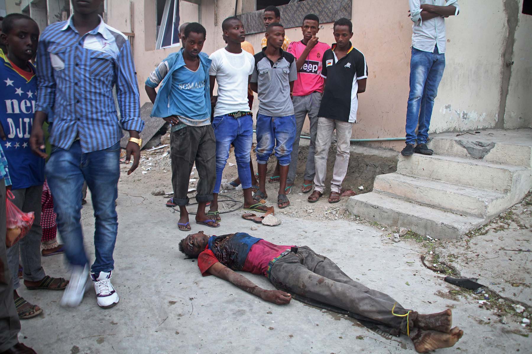 14 personas murieron cuando pistoleros irrumpieron en un hotel en la capital de Somalia y tomaron a varios huéspedes como rehenes.