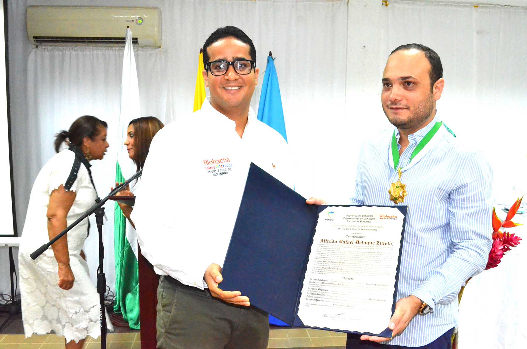 El Distrito de Riohacha, entregó la medalla Jose Prudencio Padilla, hizo la entrega Jairo Aguilar Deluque.
