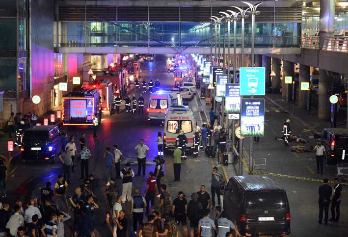 Dos explosiones sacudieron el aeropuerto Ataturk de Estambul, lo que dejó al menos 10 muertos y unos 20 heridos, dijeron el martes funcionarios turcos.