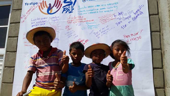 Con un mural alusivo a la paz, los niños de Media Luna, en la Alta Guajira, recibieron a la delegación que entregó a la comunidad un Centro de Acopio.