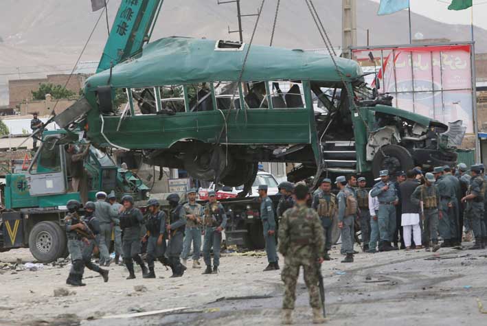 Milicianos del Talibán lanzaron un par de ataques suicidas el jueves contra un convoy de cadetes policiales afganos, con un saldo de 37 muertos, en su mayoría policías, y 40 heridos, informó un funcionario afgano.