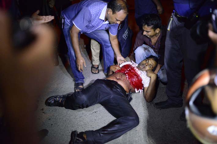 Un grupo de hasta nueve hombres armados atacó la noche del viernes un restaurante frecuentado por extranjeros en una zona diplomática de la capital de Bangladesh.