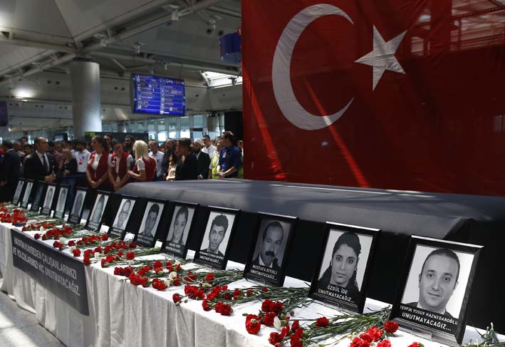 Un extremista checheno planeó el triple atentado suicida en el aeropuerto de Estambul que mató a por lo menos 44 personas y se desconoce su paradero.