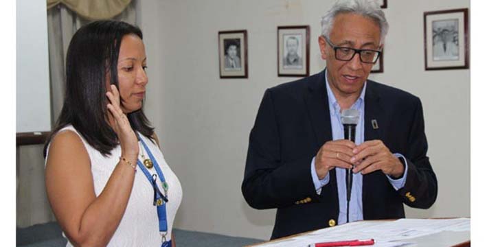 La posesión de María Smith Rovira se llevó a cabo ante el director general de Medicina Legal, Carlos Eduardo Valdés.