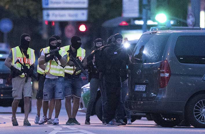 La policía de Múnich levantó con cautela su alerta en las primeras horas del sábado, más de siete horas después de que un hombre armado disparara dentro de un centro comercial y un McDonald’s cercano, matando a 10 personas y dejando a al menos otras 21 heridas, en un ataque que las autoridades describieron como un acto de terrorismo.