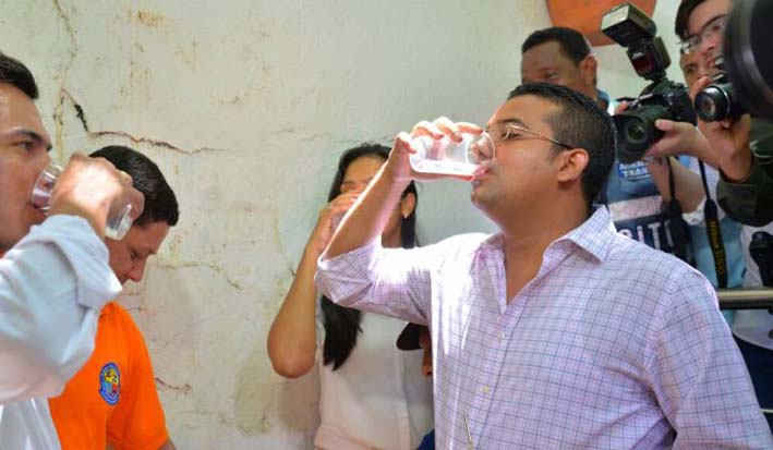 Alcalde Augusto Uhía toma agua para demostrar que no está contaminada