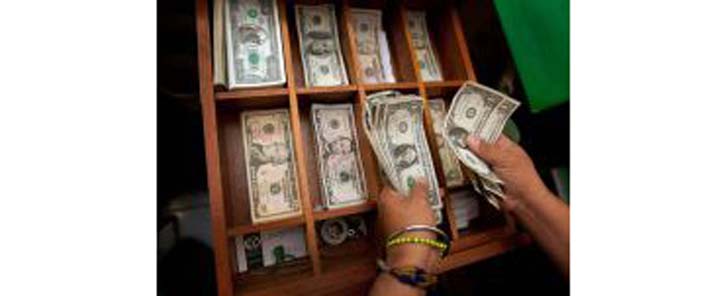 La divisa se negoció en promedio en el mercado colombiano a $ 3.055.