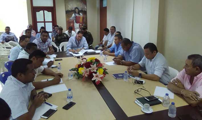 Los alcaldes de La Guajira reunidos en San Juan del Cesar, decidieron protestar por la forma como el Gobernador está tratando a sus paisanos.