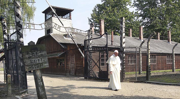 Francisco ha sido el tercer pontífice que visita Auschwitz, después de que lo hicieran Juan Pablo II en 1979 y Benedicto XVI en 2006. A diferencia de sus antecesores, Francisco prefirió recorrer en silencio, sin pronunciar ningún discurso.