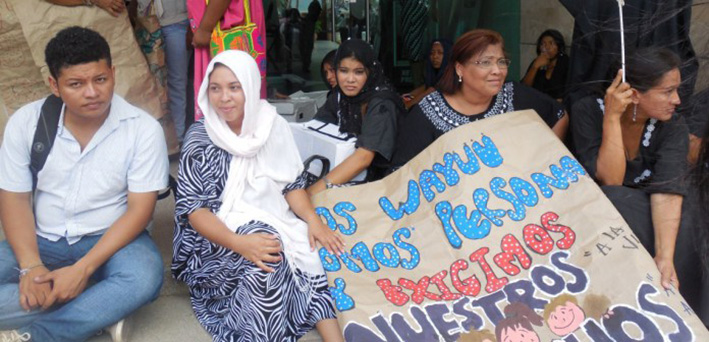 Con pancarta y vestidos de negro protestaron los integrantes de la etnia Wayúu en la capital del departamento.