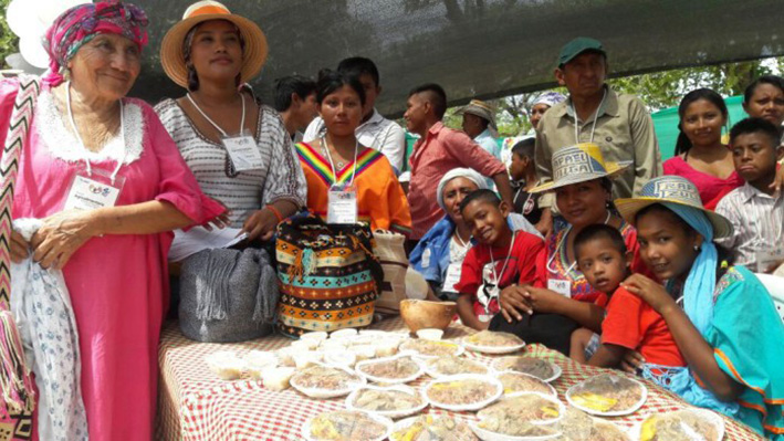 Feria agroalimentaria, en donde las indígenas de la etnia Wayúu exhibieron los productos que realizaron con los insumos de la producción de alimentos de la huerta.