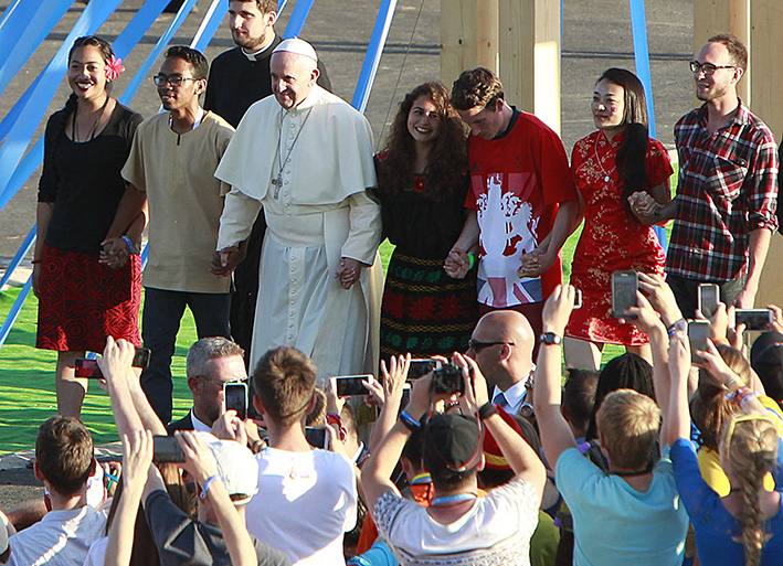 Después de que se anunció la visita papal a Colombia, el pontífice estuvo con miles de jóvenes reunidos en un amplio prado polaco.
