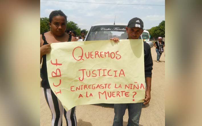 Voces de rechazo e indignación por la muerte de Luz Clarita Álvarez Rodríguez. Con pancartas como esta, los vecinos protestaron y exigen justicia.