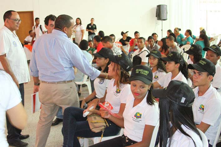 El mandatario anunció la entrega de dos buses a la Universidad de La Guajira para mejorar la movilidad de los estudiantes, inicialmente en la comuna 10. 
