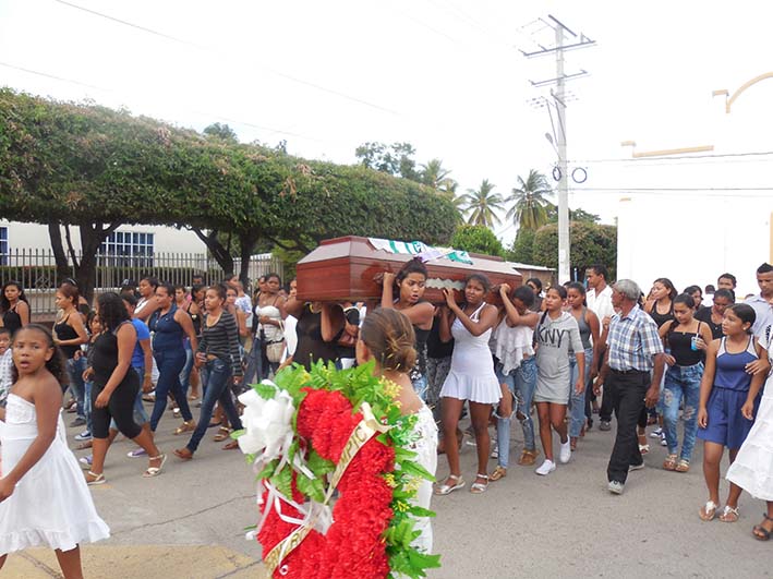 Las mujeres fueron las encargadas de llevar el ataúd de Leonardo Enrique Ariza Martínez hasta el cementerio central de Fonseca.