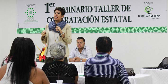Taller sobre contratación estatal que realizó la Contraloría Departamental de La Guajira, en la imagen Mónica Sofía Safar Díaz y al fondo el contralor Andris Salas Zúñiga.